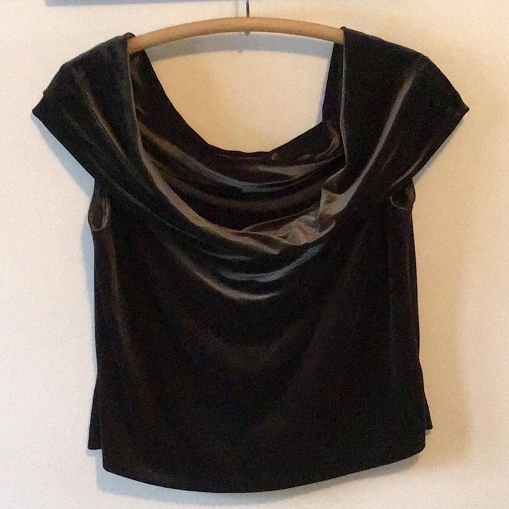 Trend Alert🚨Jewel Green Velvet Off Shoulder Top